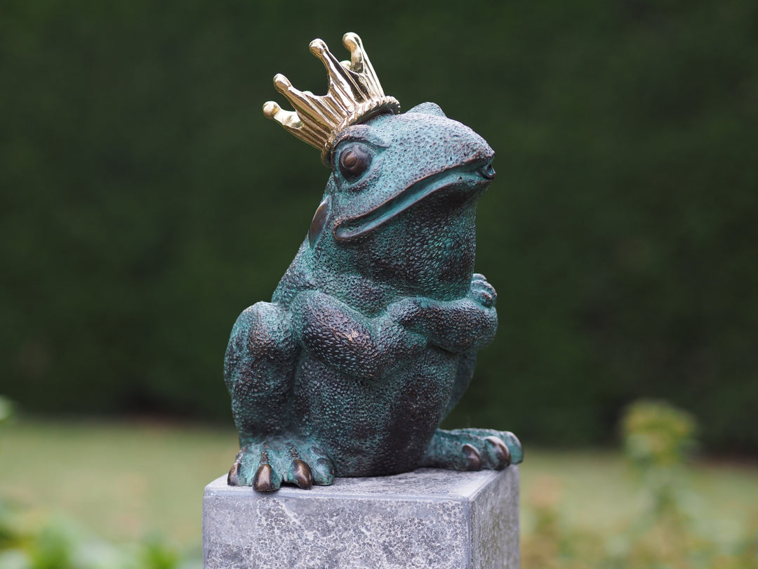 Bronze fountain sculpture of a sitting frog with a crown