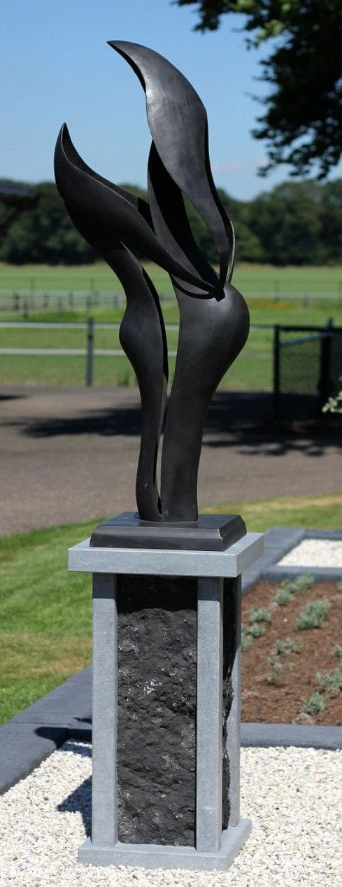 Sculpture de bronze moderne d'un couple en parfaite harmonie