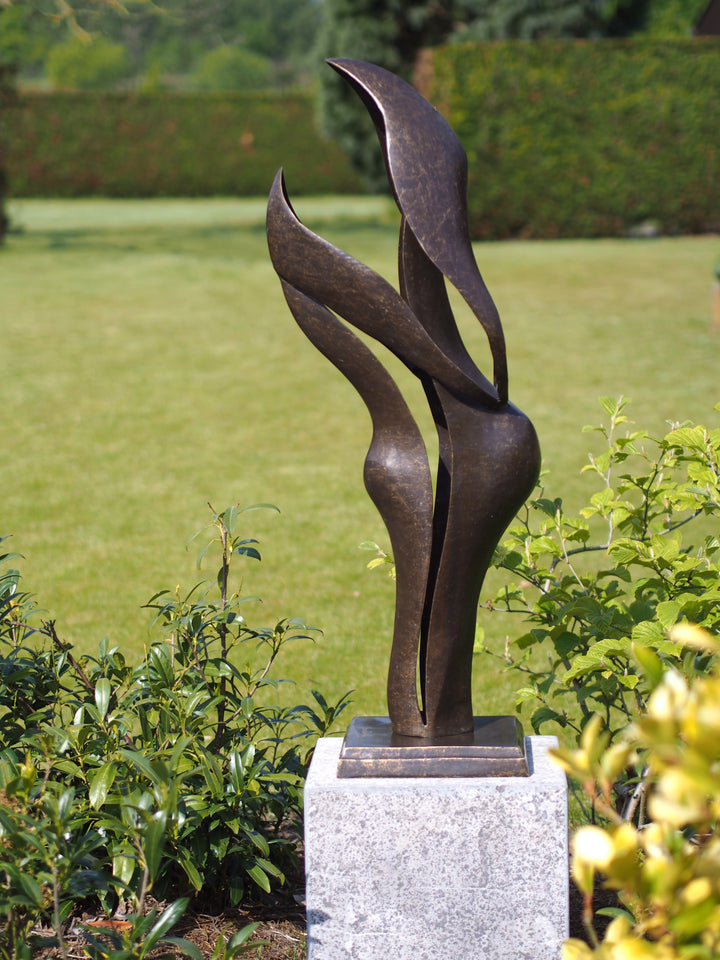Sculpture de bronze moderne d'un couple en parfaite harmonie
