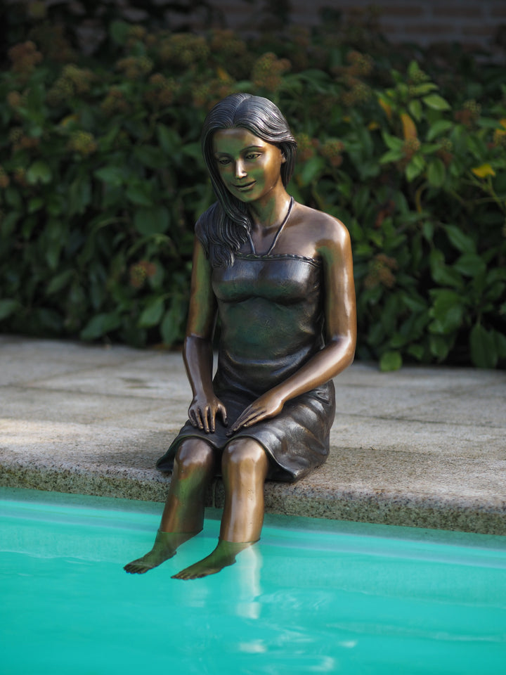 Sculpture en bronze d'une jeune femme assise