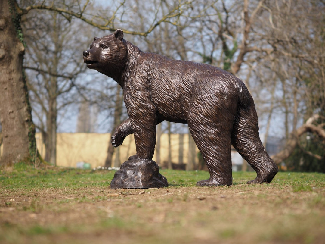 Sculpture de bronze à vie d'un ours avec de la patte surélevée