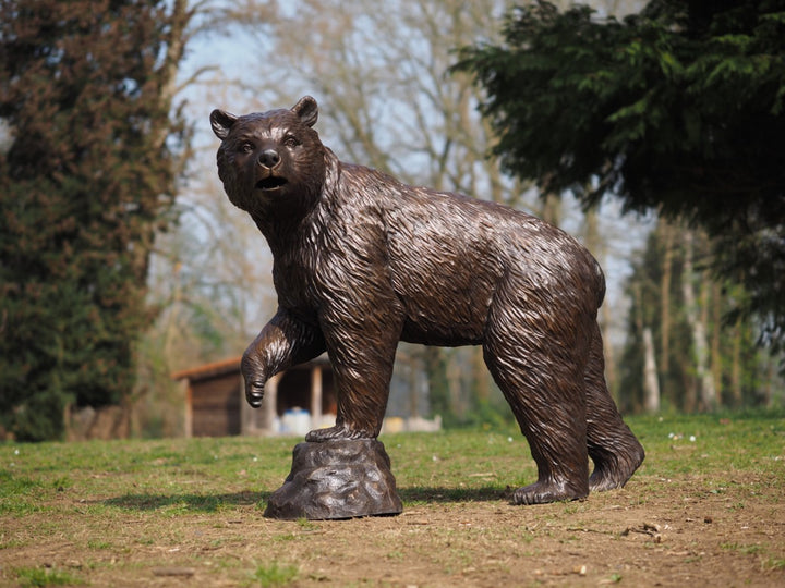 Sculpture de bronze à vie d'un ours avec de la patte surélevée