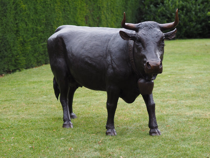 Lifesize bronze cow sculpture - Vache d’Hérens