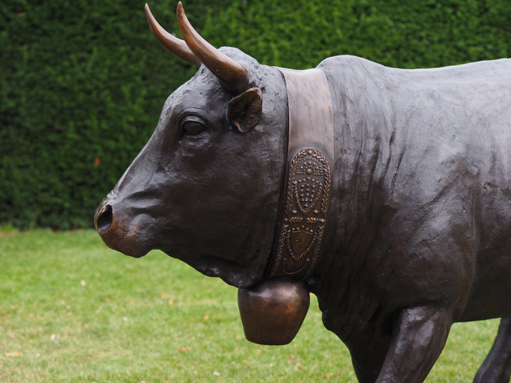 Lifesize bronze cow sculpture - Vache d’Hérens