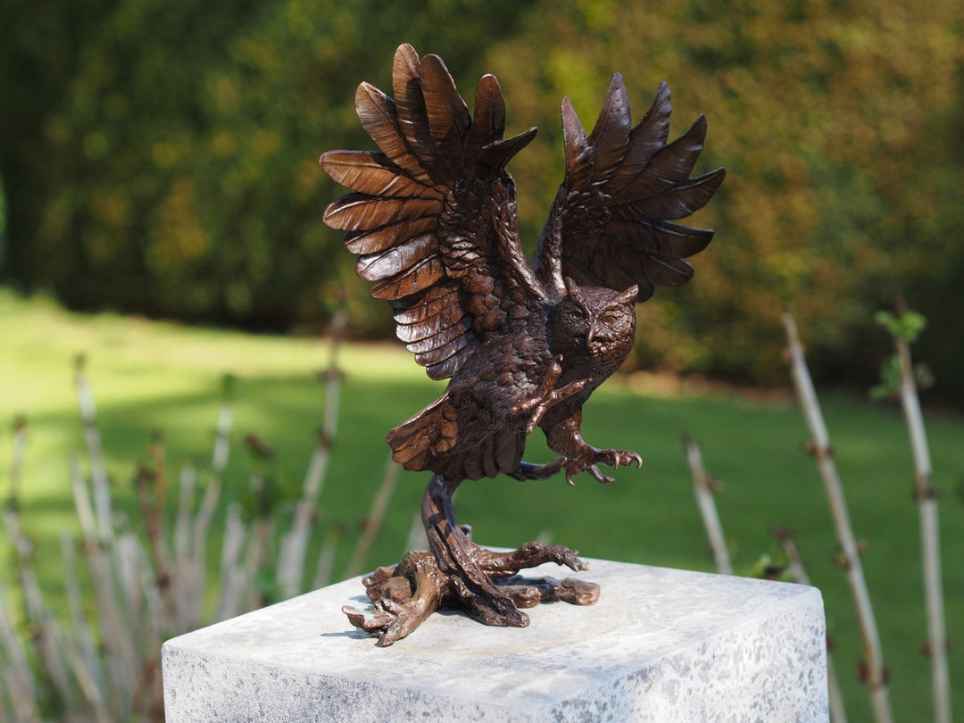 Bronzeskulptur einer Eule - Landung mit offenen Flügeln