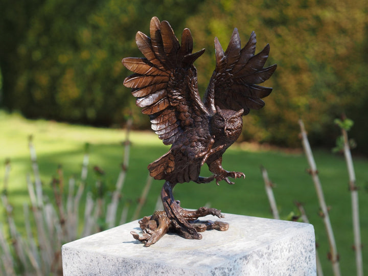 Bronzeskulptur einer Eule - Landung mit offenen Flügeln