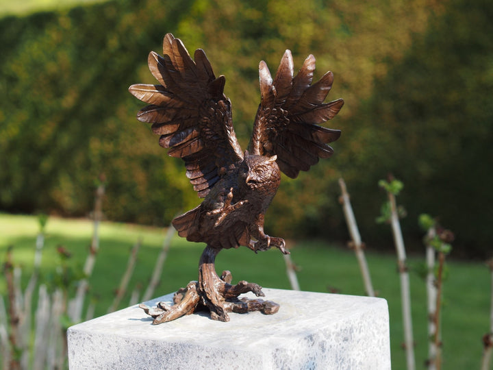 Bronzeskulptur einer Eule - Landung mit offenen Flügeln