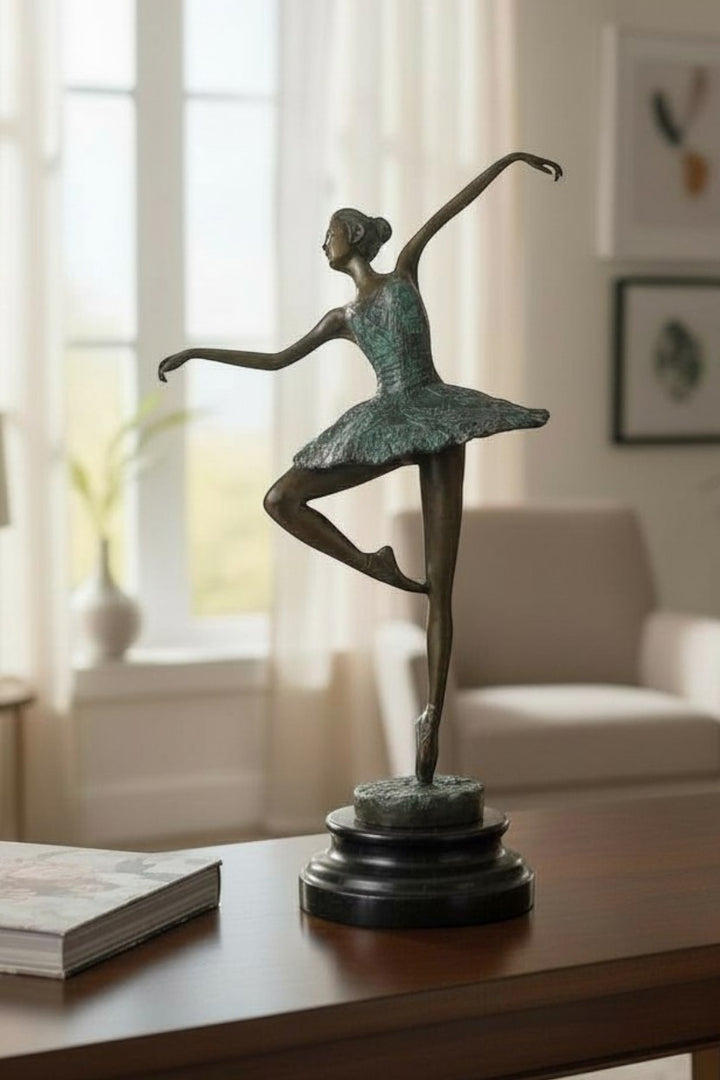 Modern bronzen beeld van een ballerina die sierlijk danst