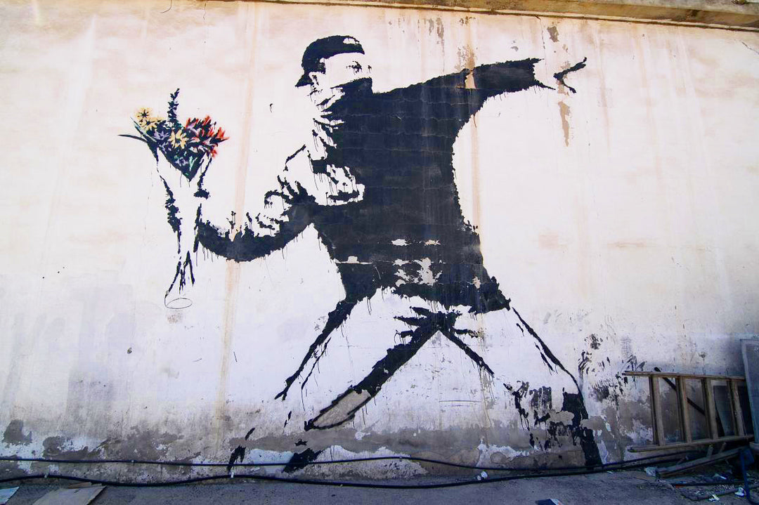 Bronzen beeld van de Bloemenwerper door Banksy