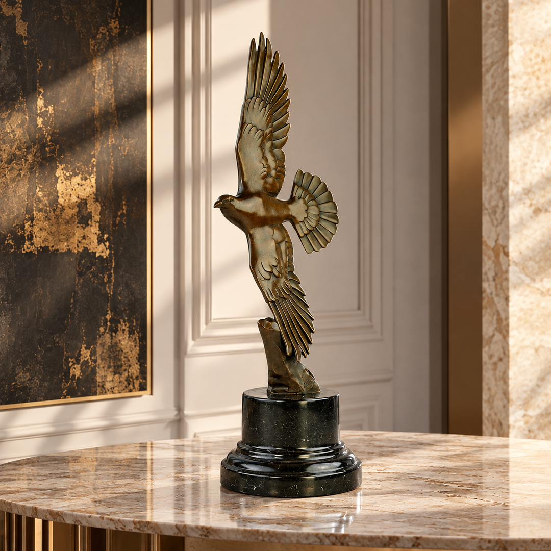 Bronzeskulptur einer fliegenden Taube