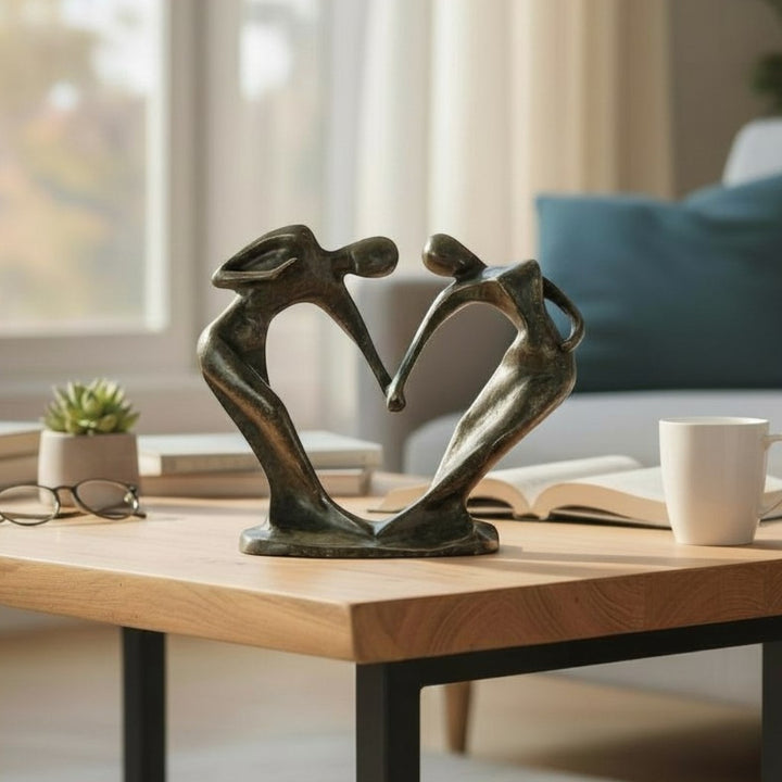 Moderne bronzen beeld van een dansend paar dat een hart vormt