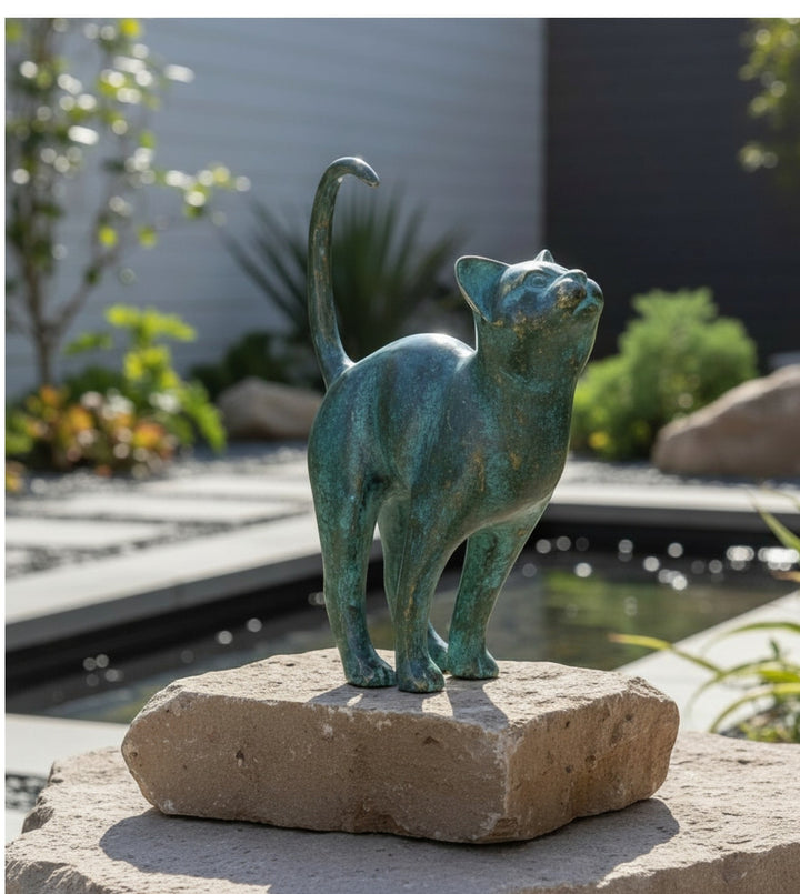Escultura de bronce de un gato con la cola levantada