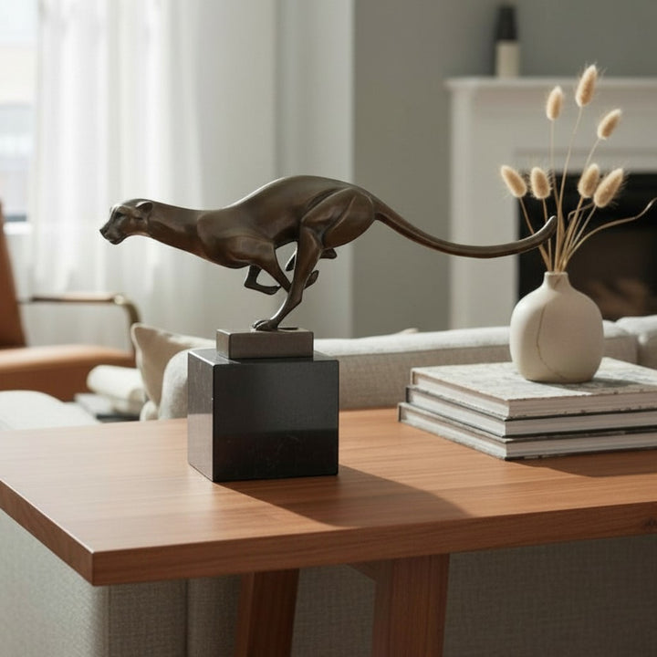 Escultura de bronce de un guepardo corriendo a toda velocidad