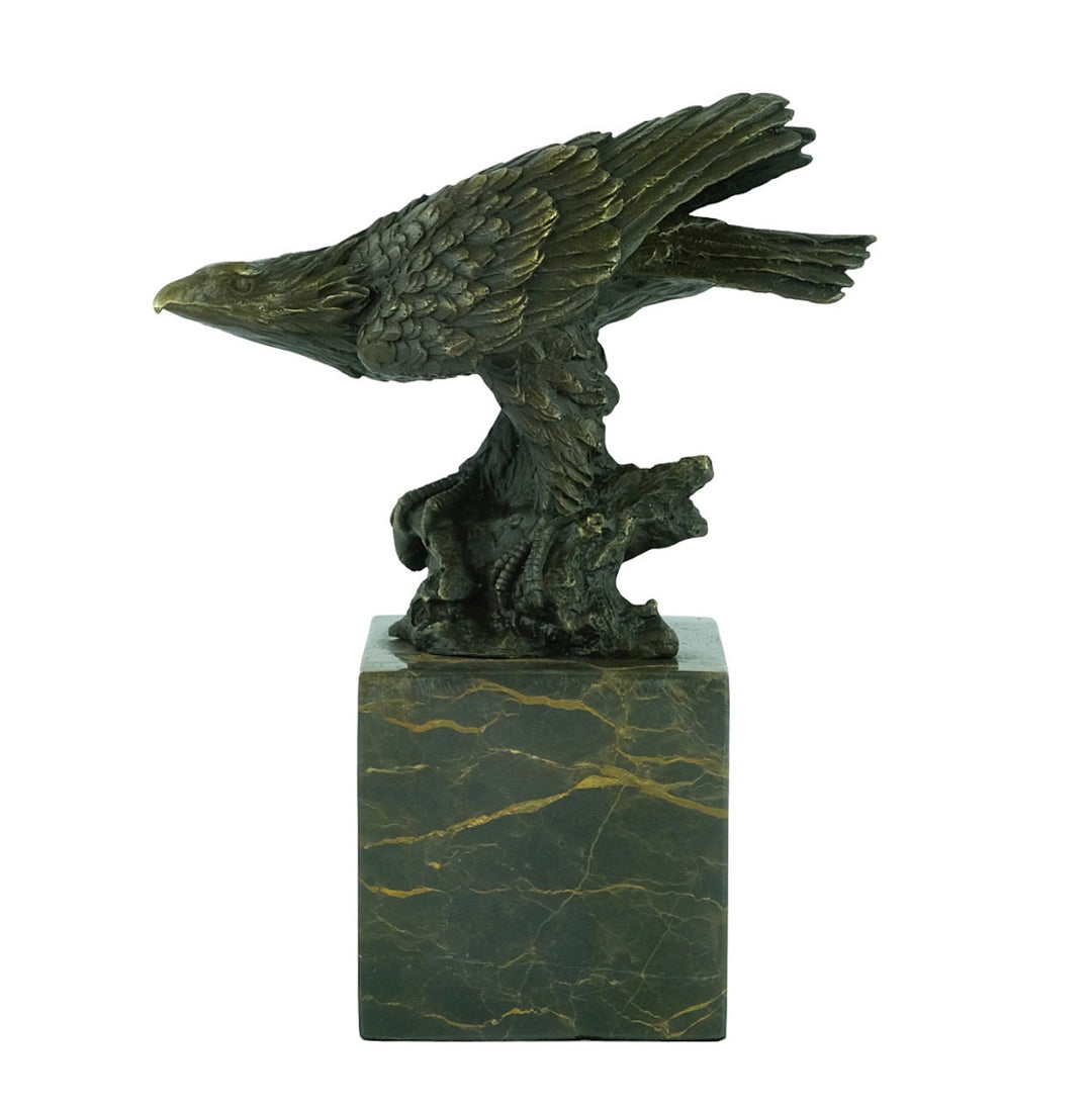 Sculpture en bronze d'un aigle sur un rocher