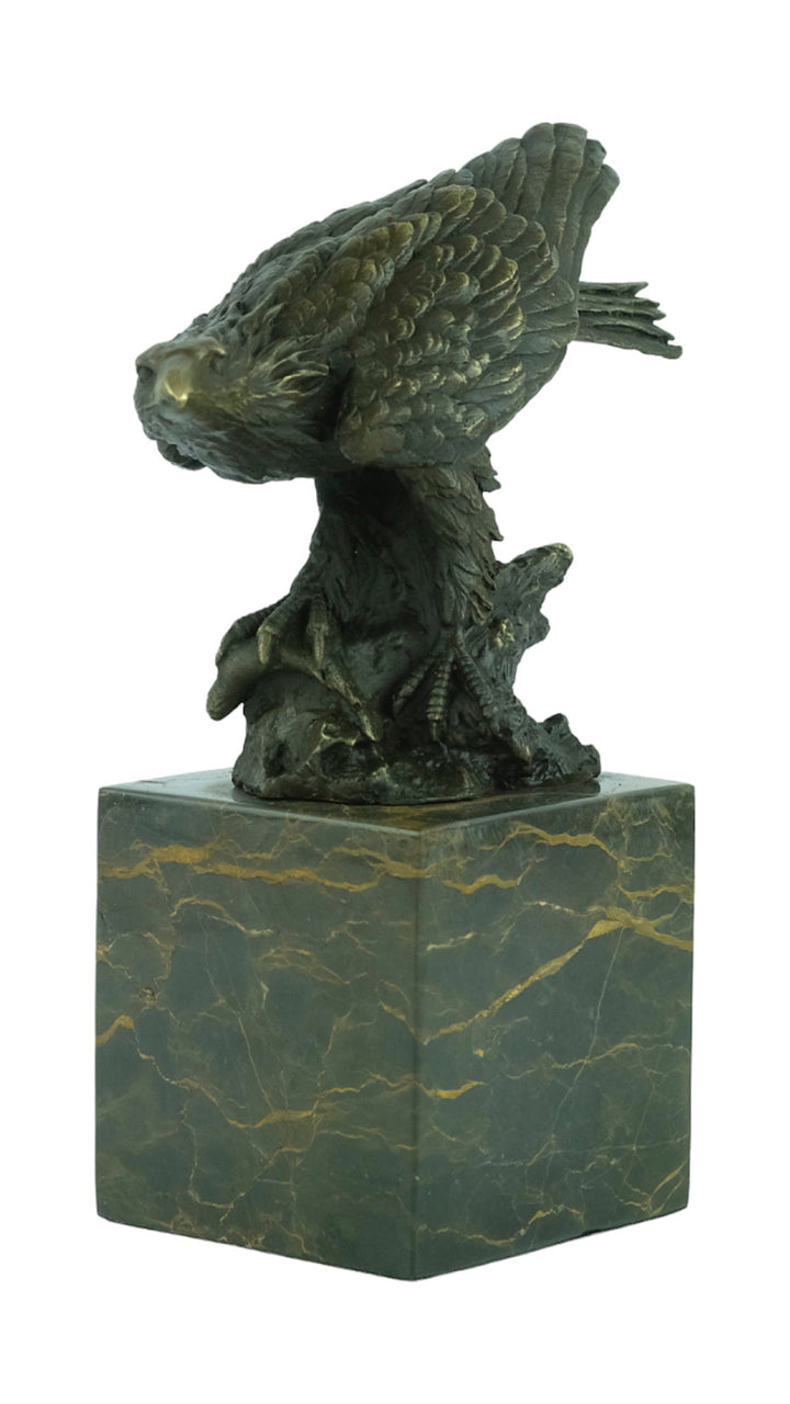 Sculpture en bronze d'un aigle sur un rocher