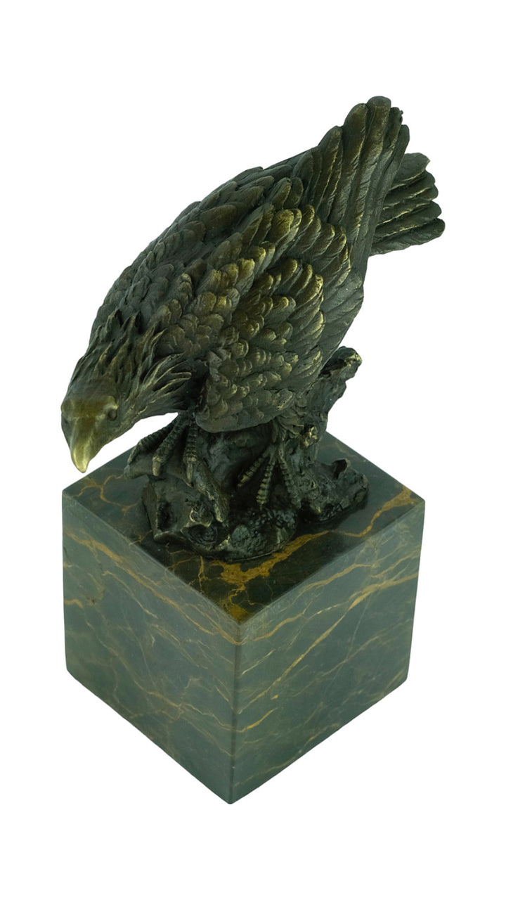 Sculpture en bronze d'un aigle sur un rocher