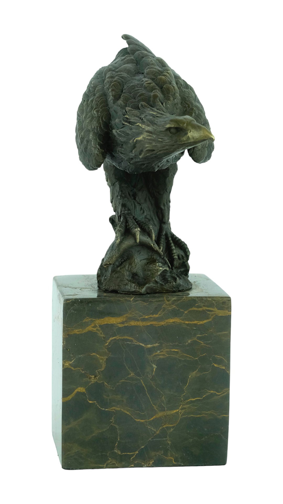 Sculpture en bronze d'un aigle sur un rocher