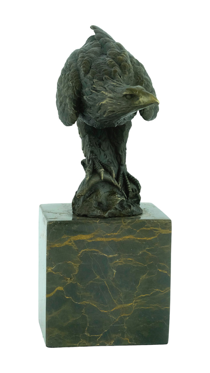 Sculpture en bronze d'un aigle sur un rocher
