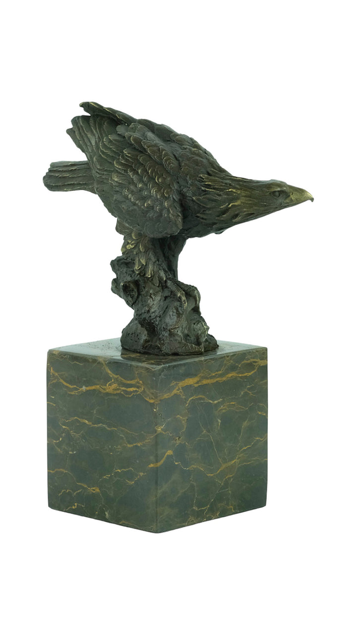 Sculpture en bronze d'un aigle sur un rocher