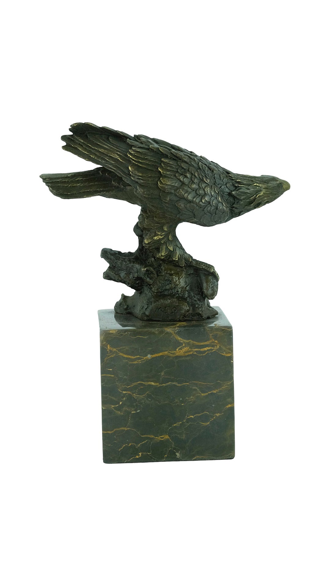 Sculpture en bronze d'un aigle sur un rocher