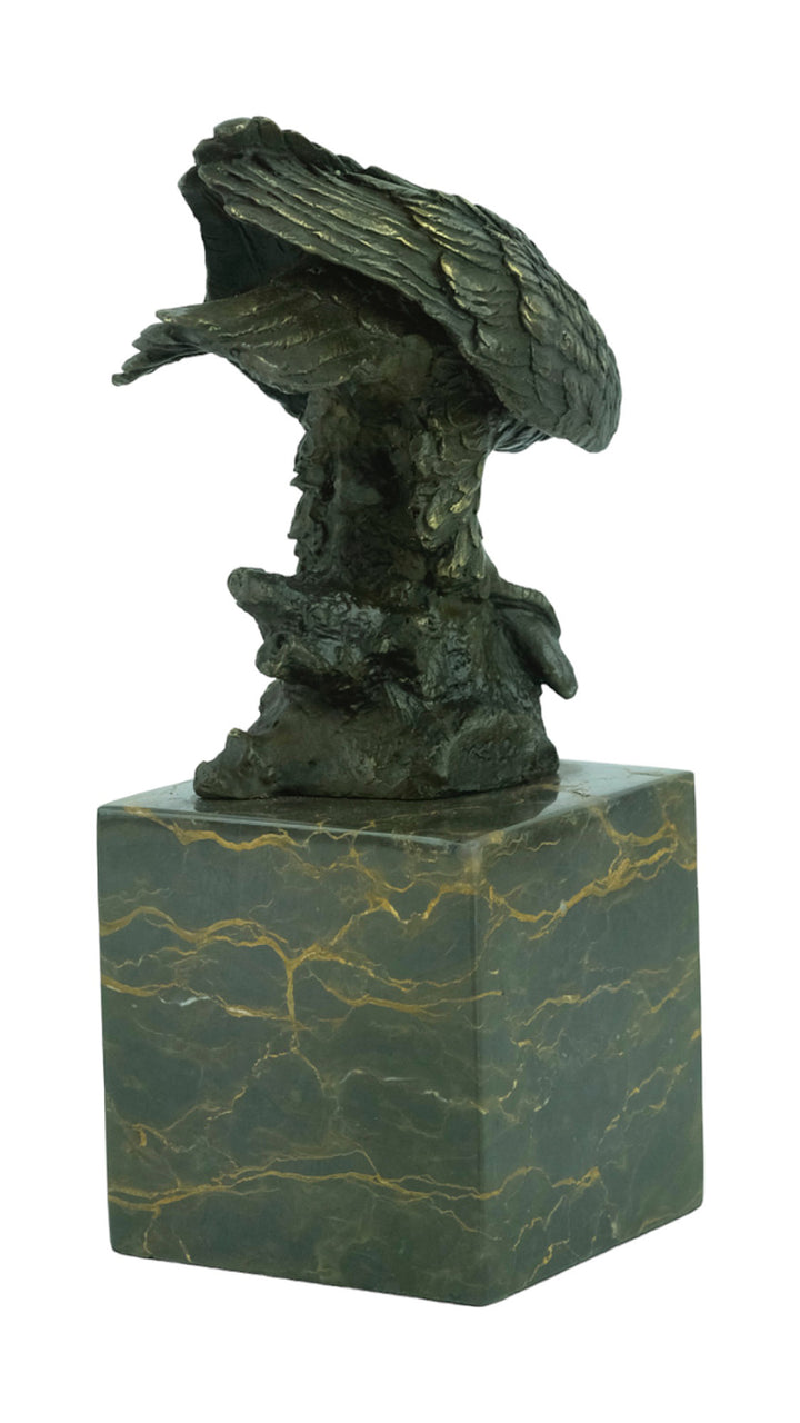 Sculpture en bronze d'un aigle sur un rocher