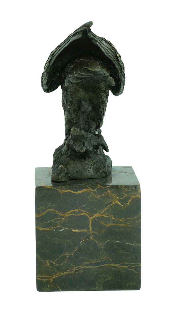 Sculpture en bronze d'un aigle sur un rocher