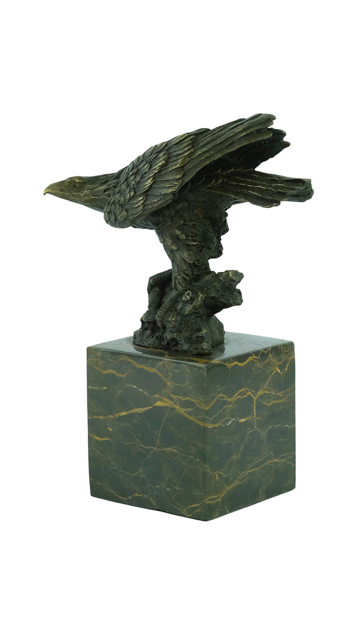 Sculpture en bronze d'un aigle sur un rocher
