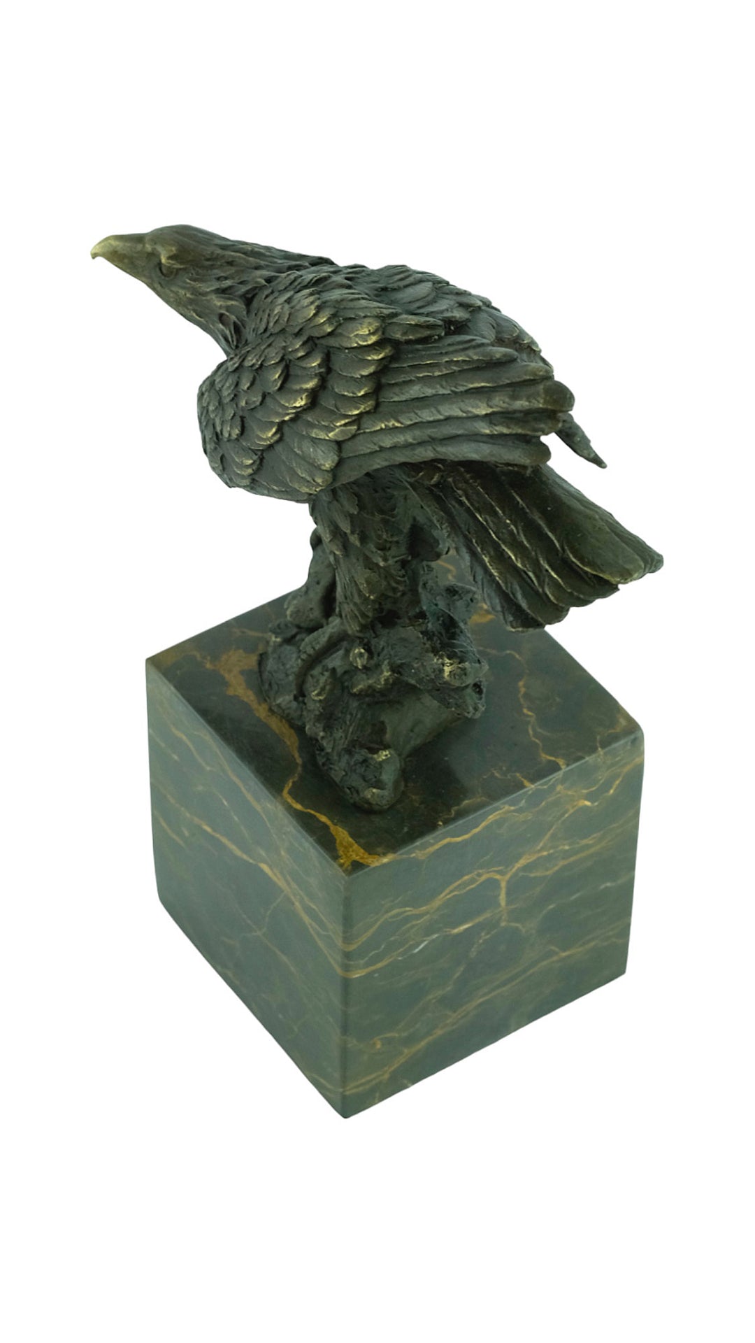 Sculpture en bronze d'un aigle sur un rocher