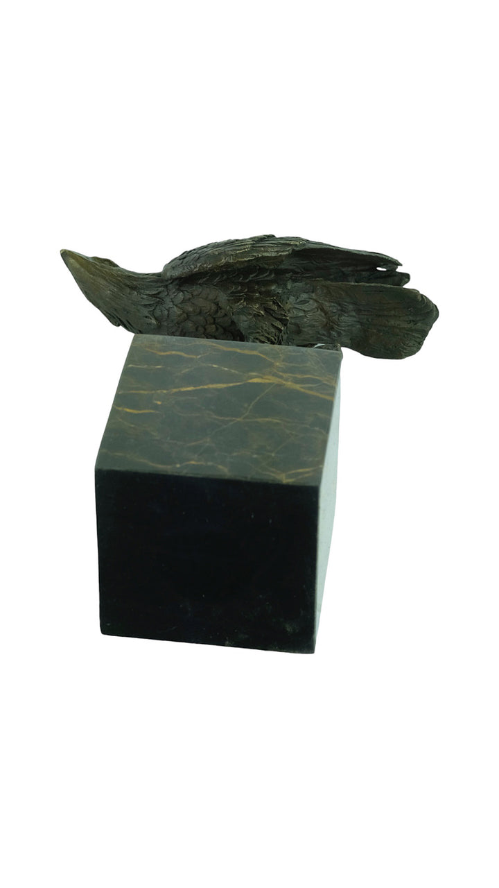 Sculpture en bronze d'un aigle sur un rocher