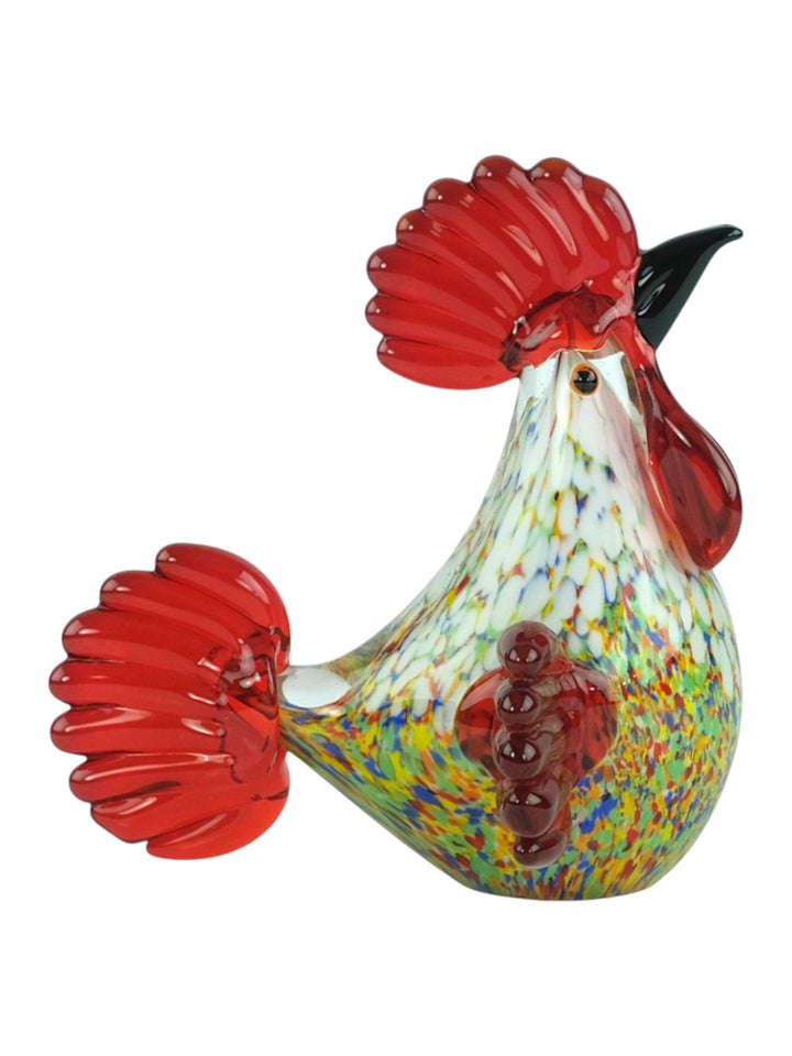 Bunte Glasskulptur eines sitzenden Hahns