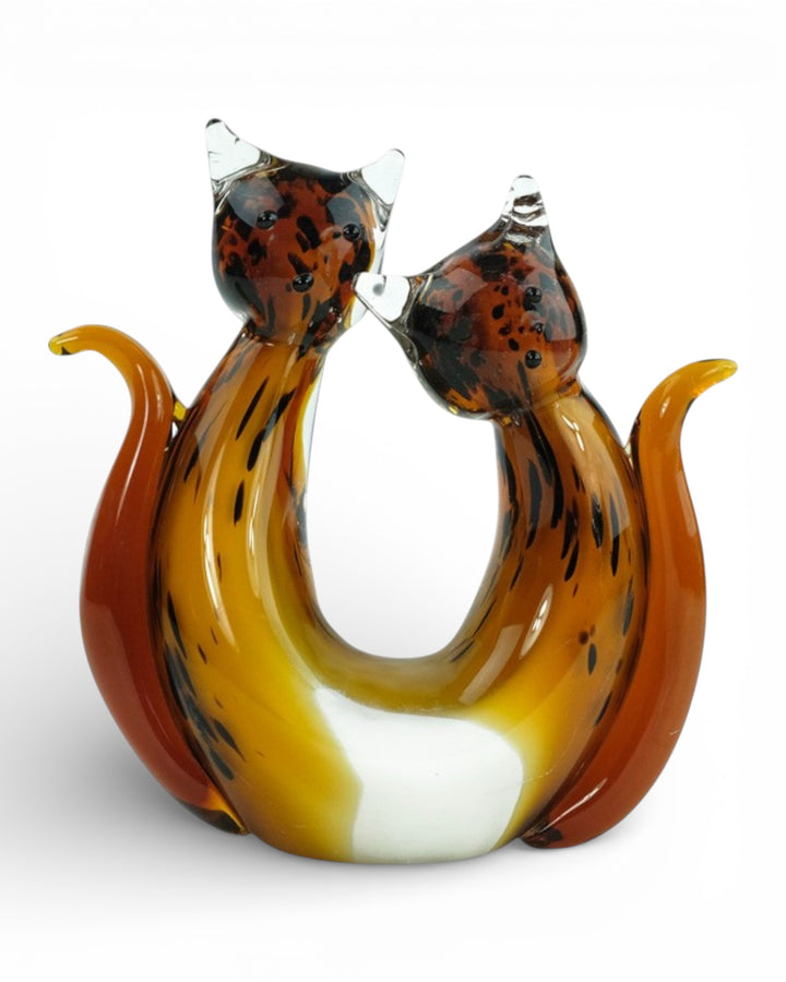 Glazen sculptuur van een kattenpaar