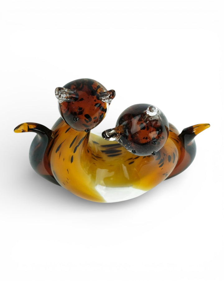 Glazen sculptuur van een kattenpaar