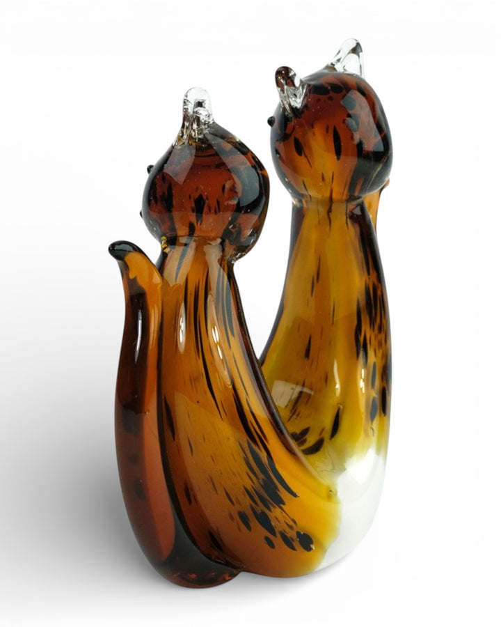 Glazen sculptuur van een kattenpaar