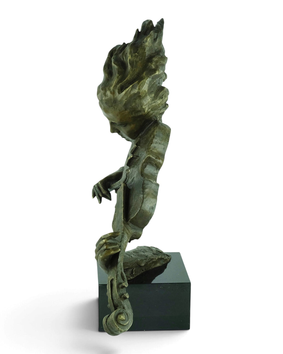 Bronzen beeld van een vrouw die viool speelt