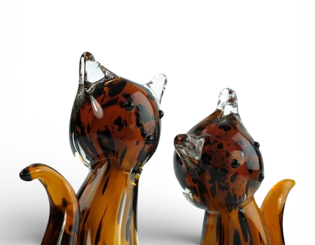 Glazen sculptuur van een kattenpaar