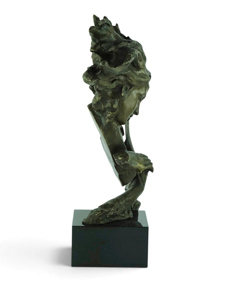 Bronzen beeld van een vrouw die viool speelt
