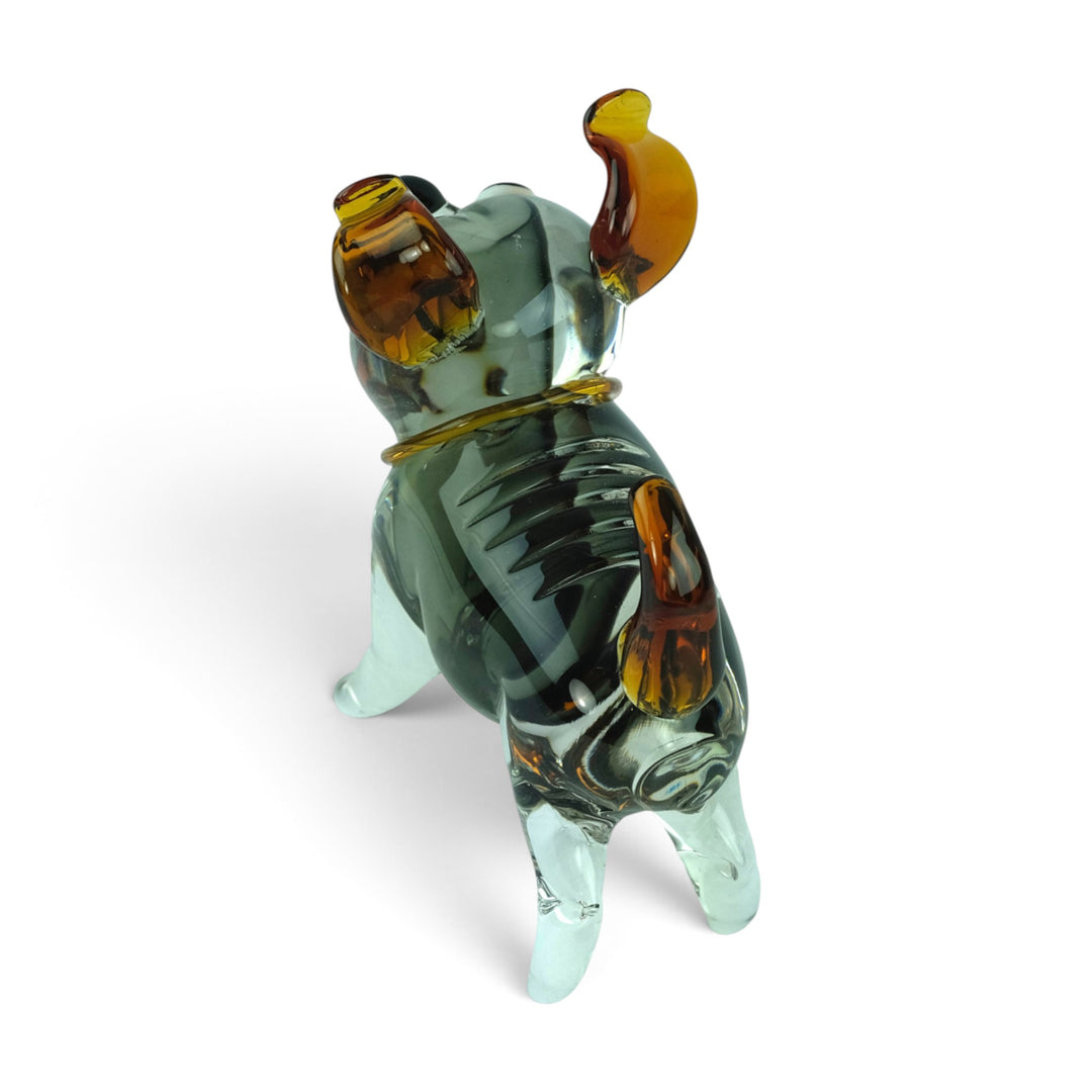 Glazen sculptuur van een staande hond
