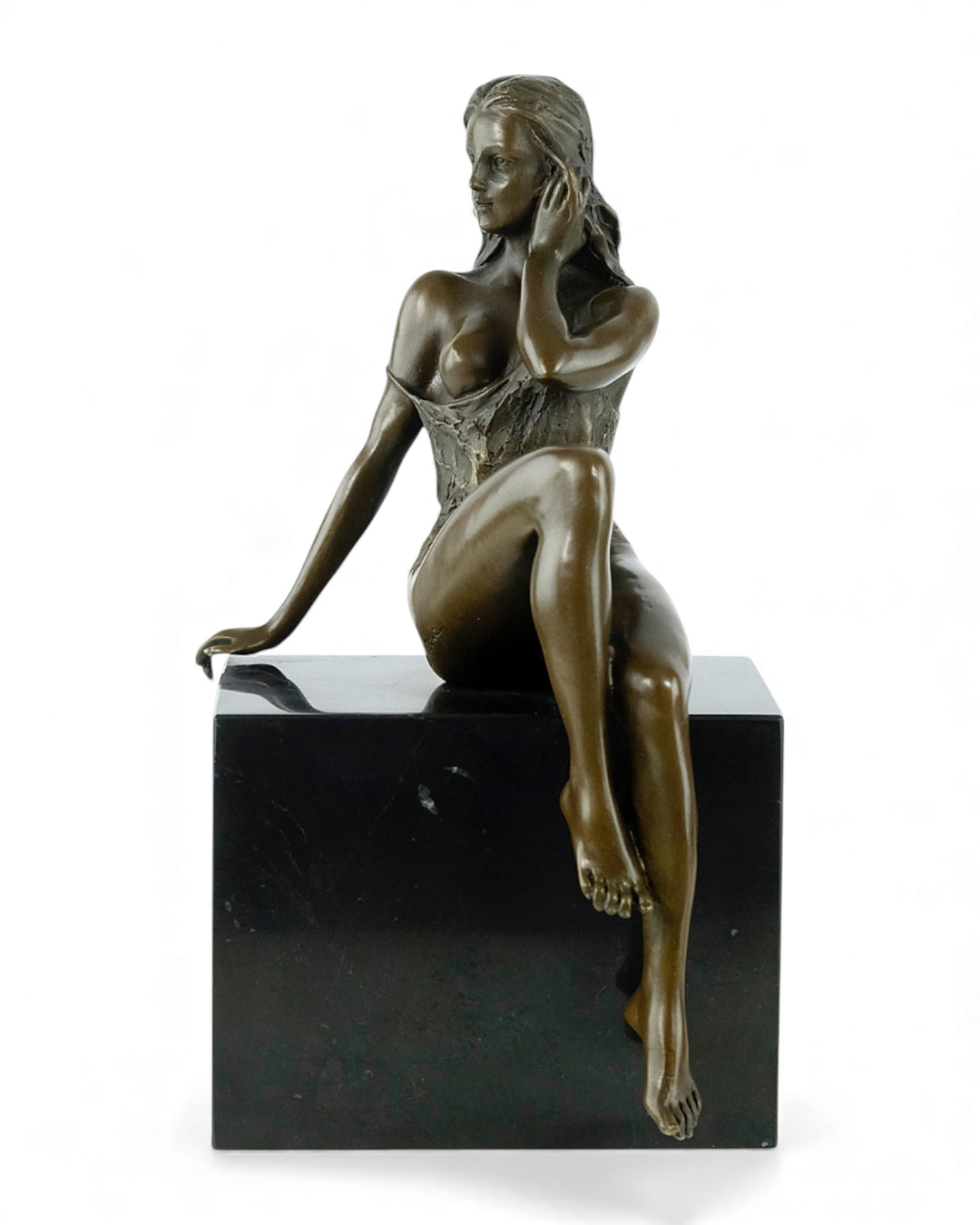 Escultura de bronce de una mujer sentada seductora