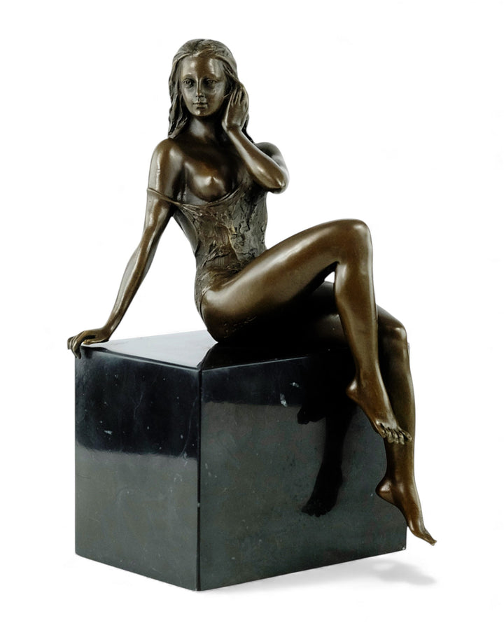 Escultura de bronce de una mujer sentada seductora