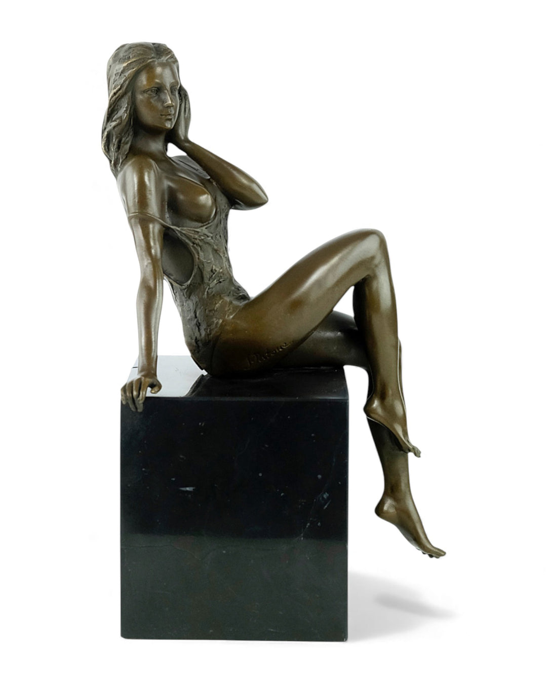 Escultura de bronce de una mujer sentada seductora