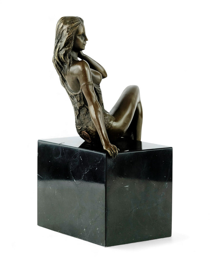 Escultura de bronce de una mujer sentada seductora