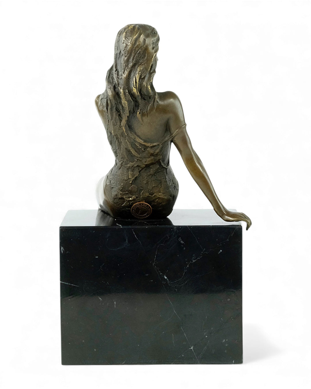 Escultura de bronce de una mujer sentada seductora