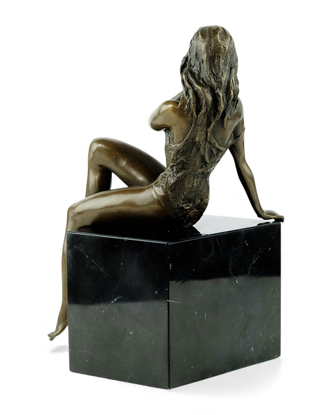 Escultura de bronce de una mujer sentada seductora