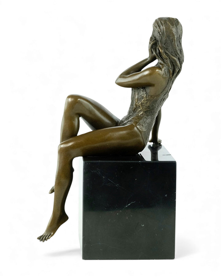 Escultura de bronce de una mujer sentada seductora