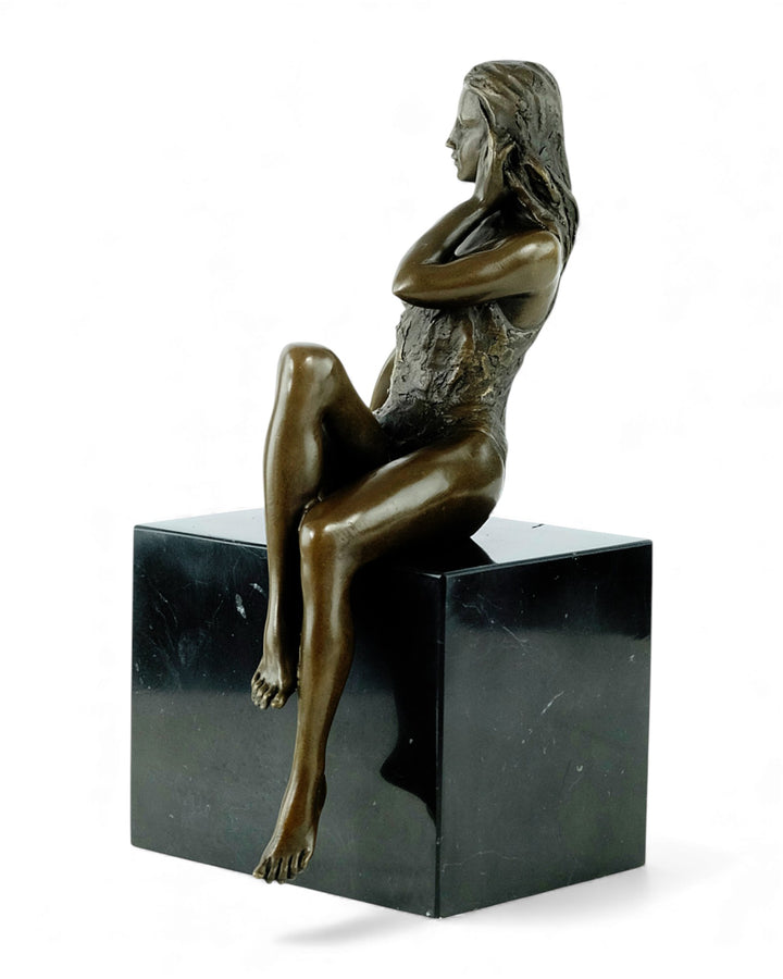 Escultura de bronce de una mujer sentada seductora