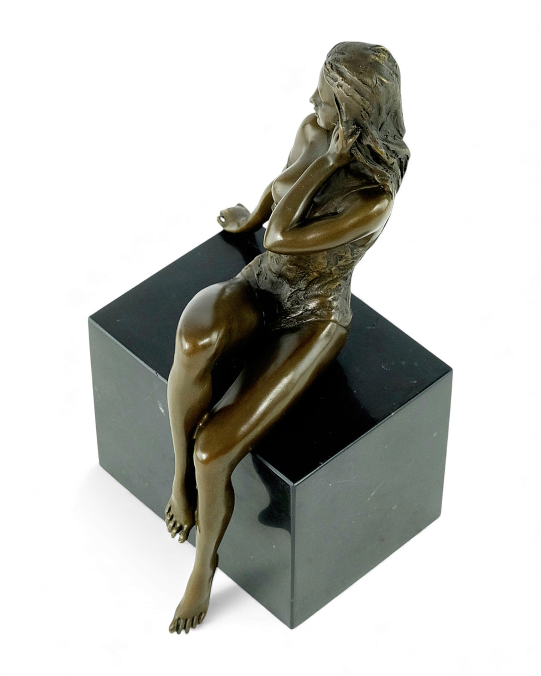 Escultura de bronce de una mujer sentada seductora