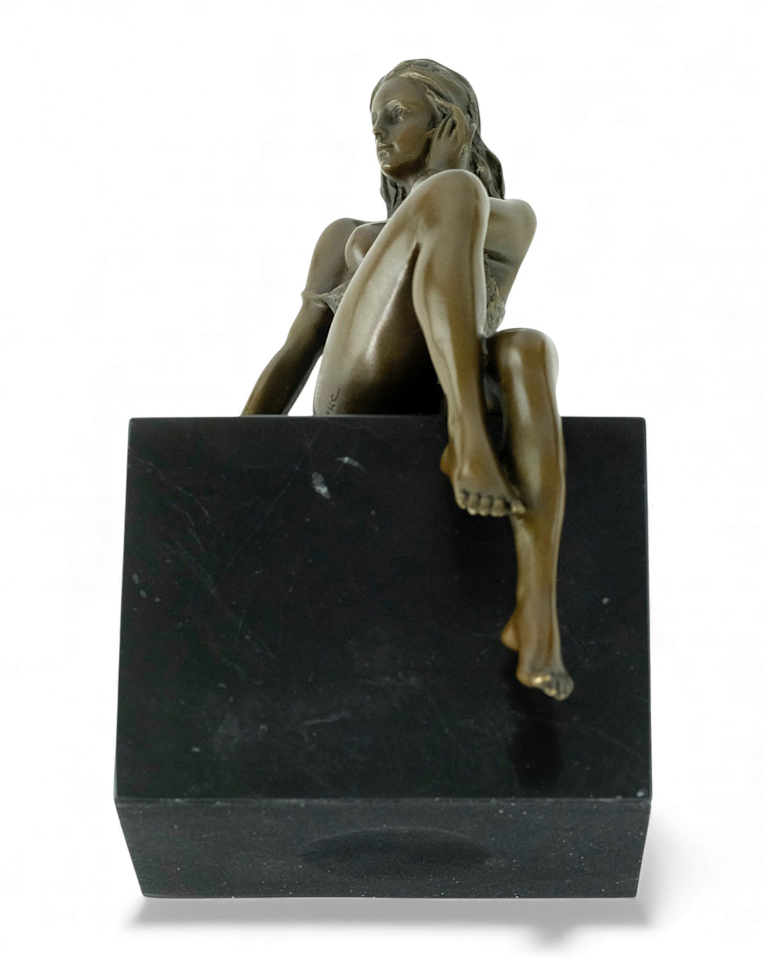 Escultura de bronce de una mujer sentada seductora