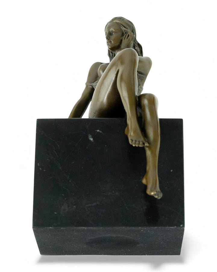 Escultura de bronce de una mujer sentada seductora