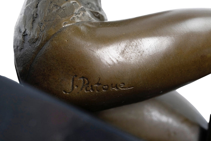 Escultura de bronce de una mujer sentada seductora