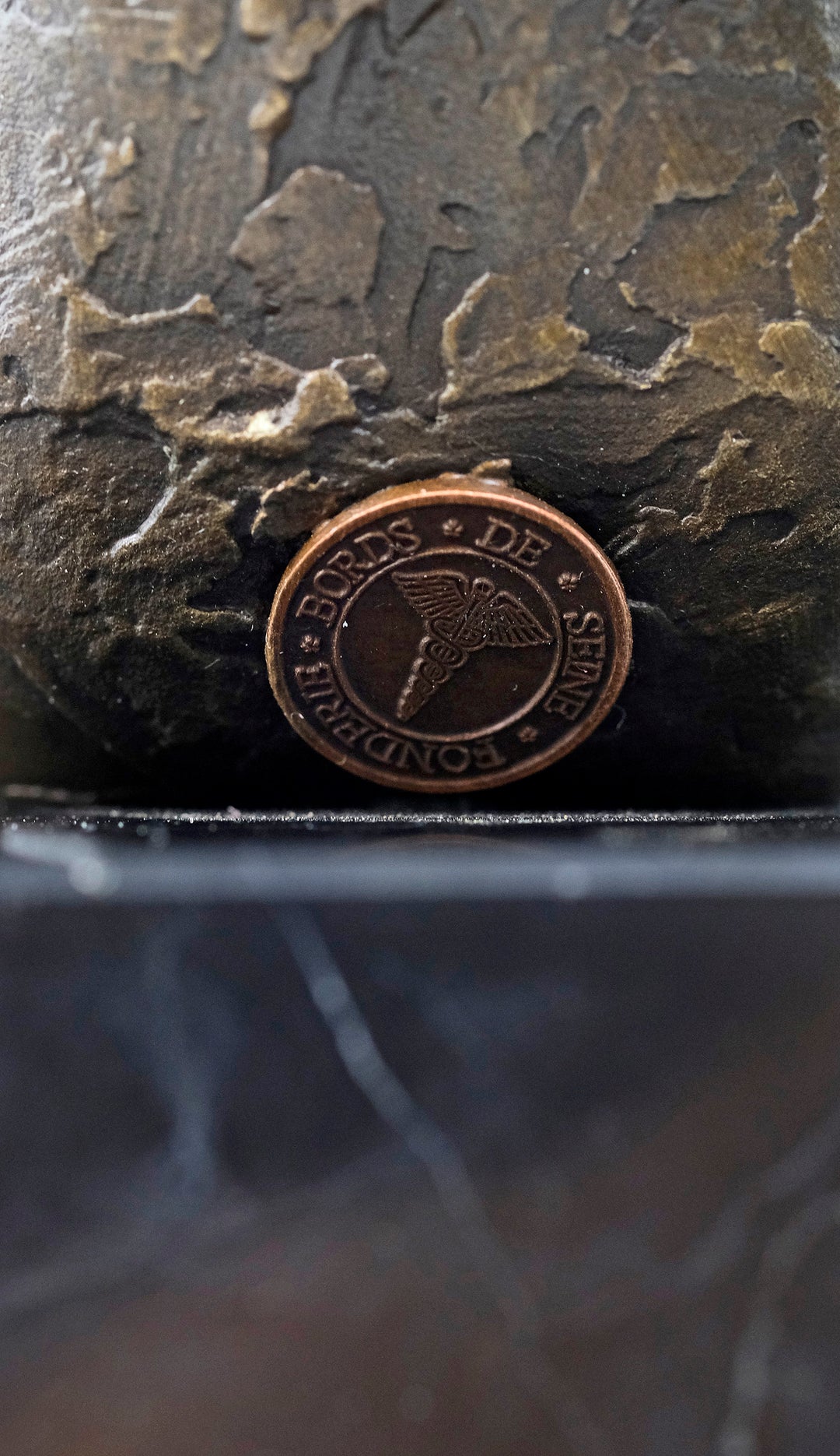 Escultura de bronce de una mujer sentada seductora